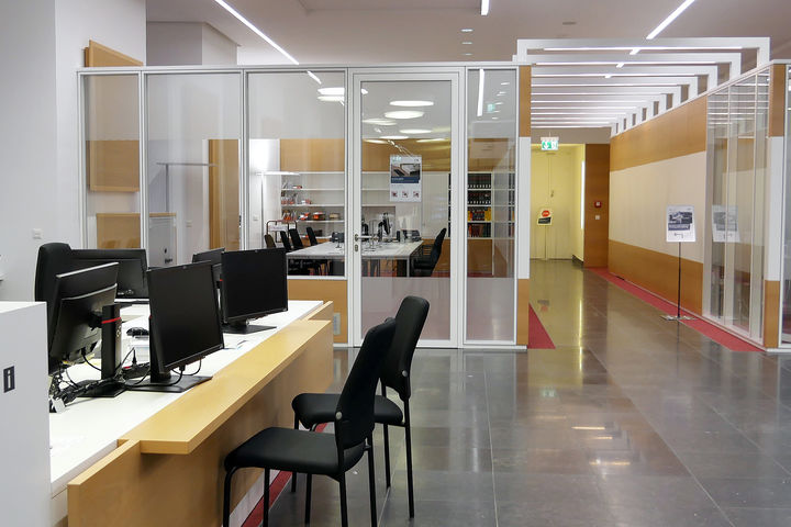 Das InfoCenter der Universitätsbibliothek mit Sonderleseplatz.