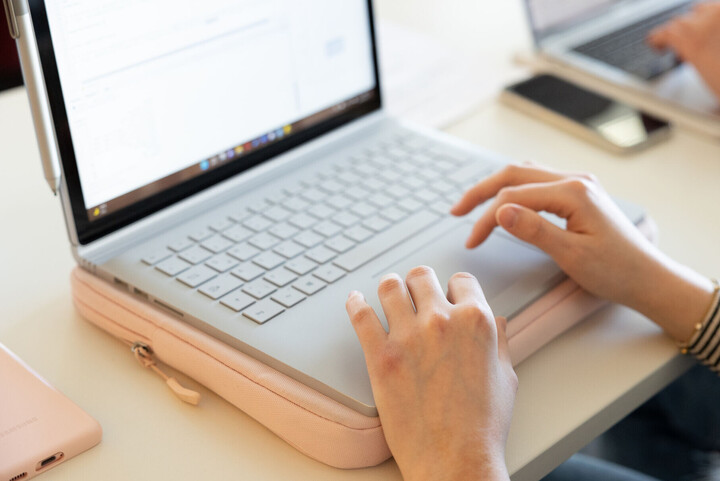 Eine Person schreibt am Laptop.